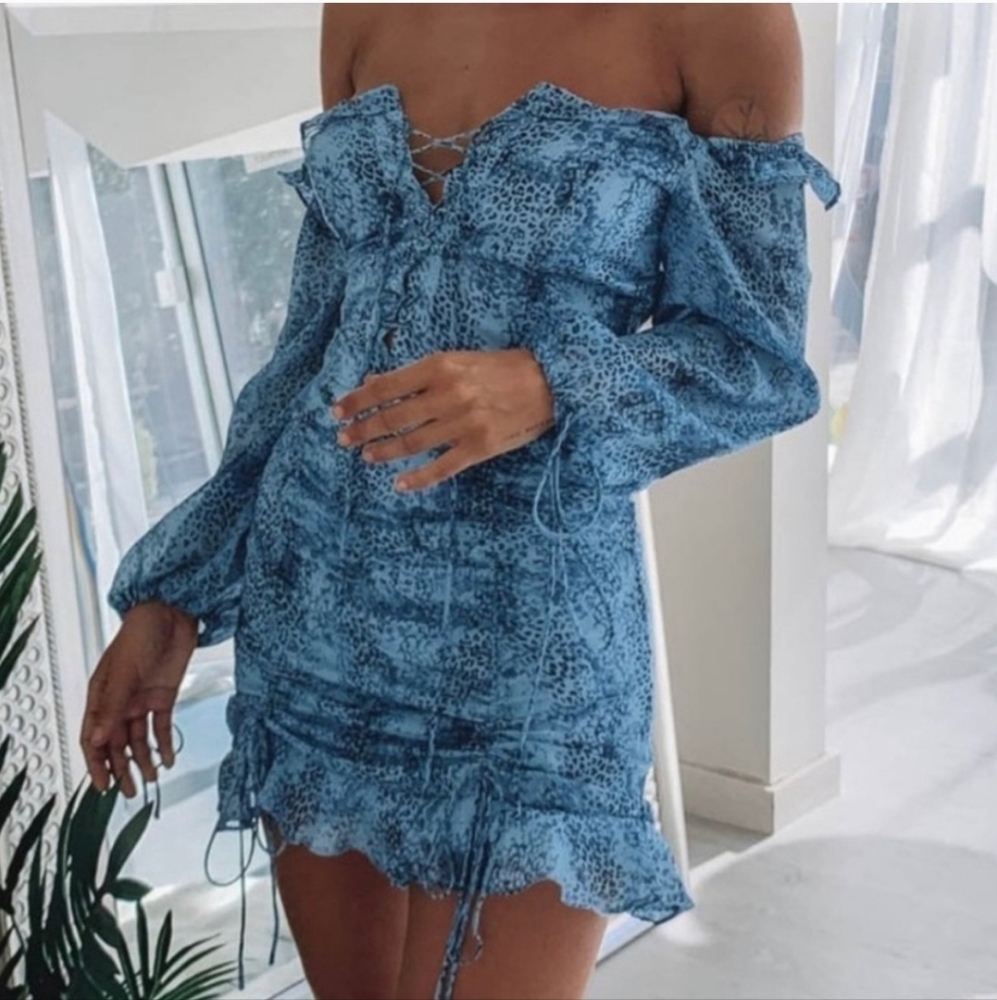Lioness Feng Shui Print Lace Front Cinched Long Sleeve Blue Mini Dress - Picture 5 of 16
